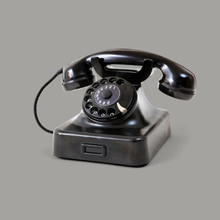 »Elisabeth« - ein schwarzes W48 Retro Audio Gästebuch. Ein Vintage-Telefon, das wie ein Anrufbeantworter funktioniert. Hörer abnehmen, Grußnachricht hinterlassen, auflegen! So einfach bekommst du unvergessliche Sprachnachrichten deiner Gäste.