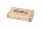Geschlossene Holzbox mit »telefon-mieten.de« Logo. Innenliegender personalisierter USB-Stick mit Audiogrüßen vom Retro Audio Gästebuch.