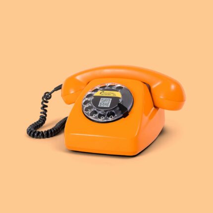 »Mira« - ein orangenes Retro Audio Gästebuch. Ein umgebautes Post Wählscheibentelefon. Die moderne Alternative zum klassischen Gästebuch. Wenn du etwas Außergewöhnliches für deine Hochzeit, Taufe, Geburtstag, Firmenfeier oder Jubiläum suchst.