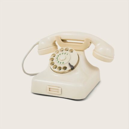»Diana« - ein cremeweißes W48 Retro Audio Gästebuch. Ein weiteres Vintage-Telefon, das wie ein Anrufbeantworter funktioniert. Hörer abnehmen, Grüße hinterlassen, auflegen! So einfach bekommst du unvergessliche Sprachnachrichten deiner Gäste.