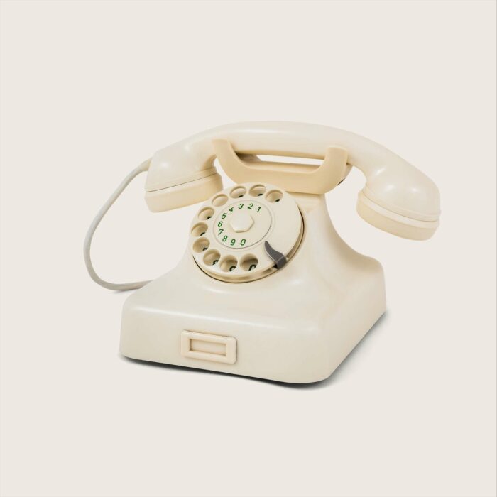 »Diana« - ein cremeweißes W48 Retro Audio Gästebuch. Ein weiteres Vintage-Telefon, das wie ein Anrufbeantworter funktioniert. Hörer abnehmen, Grüße hinterlassen, auflegen! So einfach bekommst du unvergessliche Sprachnachrichten deiner Gäste.