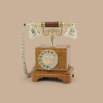 »Mariella« - ein braunes, mit Leder ummanteltes Audio Gästebuch aus Italien. Ein weiteres Vintage-Telefon, das wie ein Anrufbeantworter funktioniert. Hörer abnehmen, Grüße hinterlassen, auflegen! So einfach bekommst du unvergessliche Sprachnachrichten deiner Gäste.
