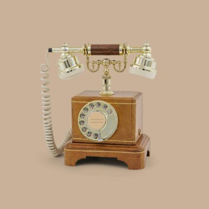 »Mariella« - ein braunes, mit Leder ummanteltes Audio Gästebuch aus Italien. Ein weiteres Vintage-Telefon, das wie ein Anrufbeantworter funktioniert. Hörer abnehmen, Grüße hinterlassen, auflegen! So einfach bekommst du unvergessliche Sprachnachrichten deiner Gäste.