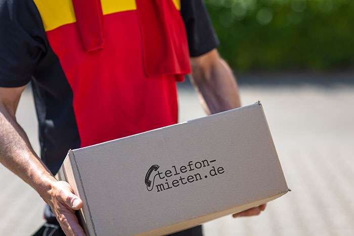 DHL-Fahrer mit einem Audio Gästebuch von telefon-mieten.de