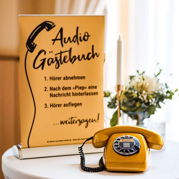 Das Audio Gästebuch Gloria mit unserem Aufsteller im DIN A3 Format.